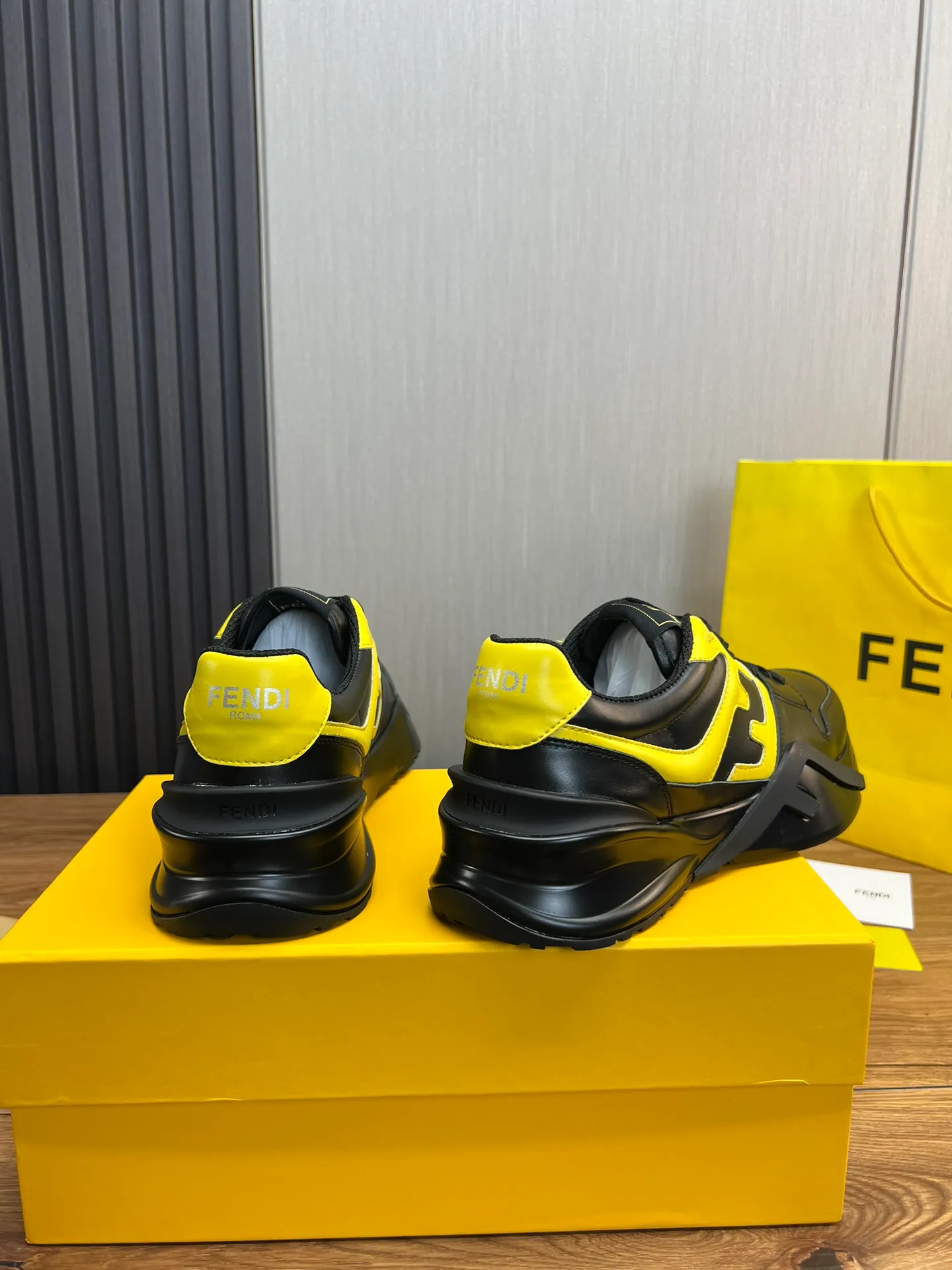 Men's shoes 💰520💰 Fendi [Fendi] hot style is on the market 🔥Fashionable casual men's shoes 🔱 Made of original cowhide + breathable mesh lining + sheepskin feet, perfect shape, top quality, you deserve it 🔜Original outsole, ultra-light, non-slip and wear-resistant 👣 Standard size 38-44 (customized in 45)